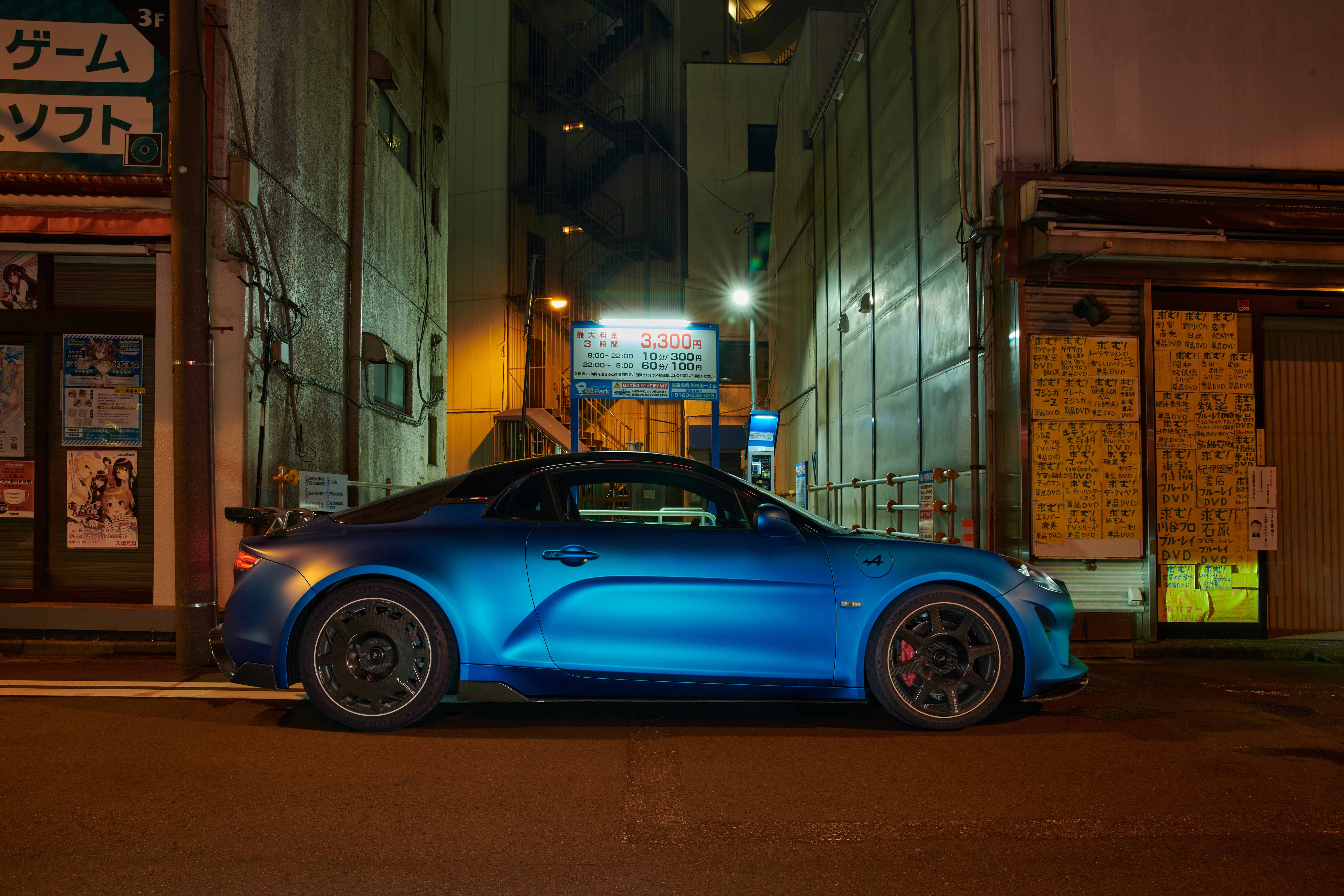 Voiture bleue Alpine A110 R au Japon